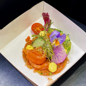 Entrée Gourmet à base de tartare d'avocat et saumon cru